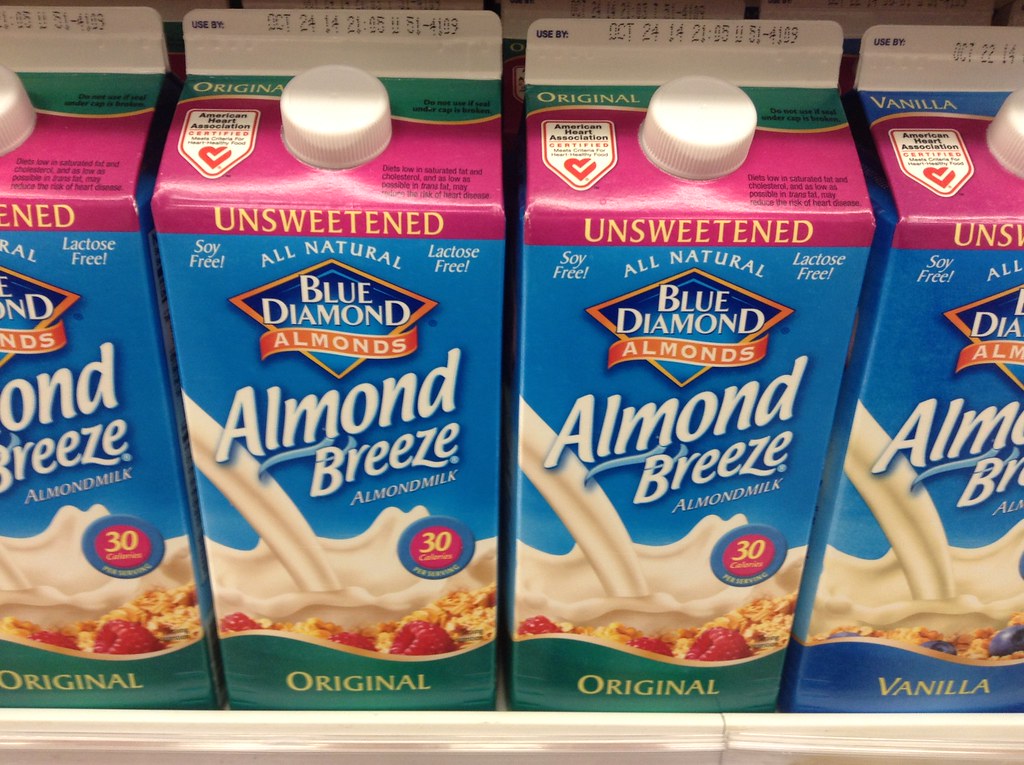 Almond Milk - The Low-Calorie Favorite (image credits: flickr)