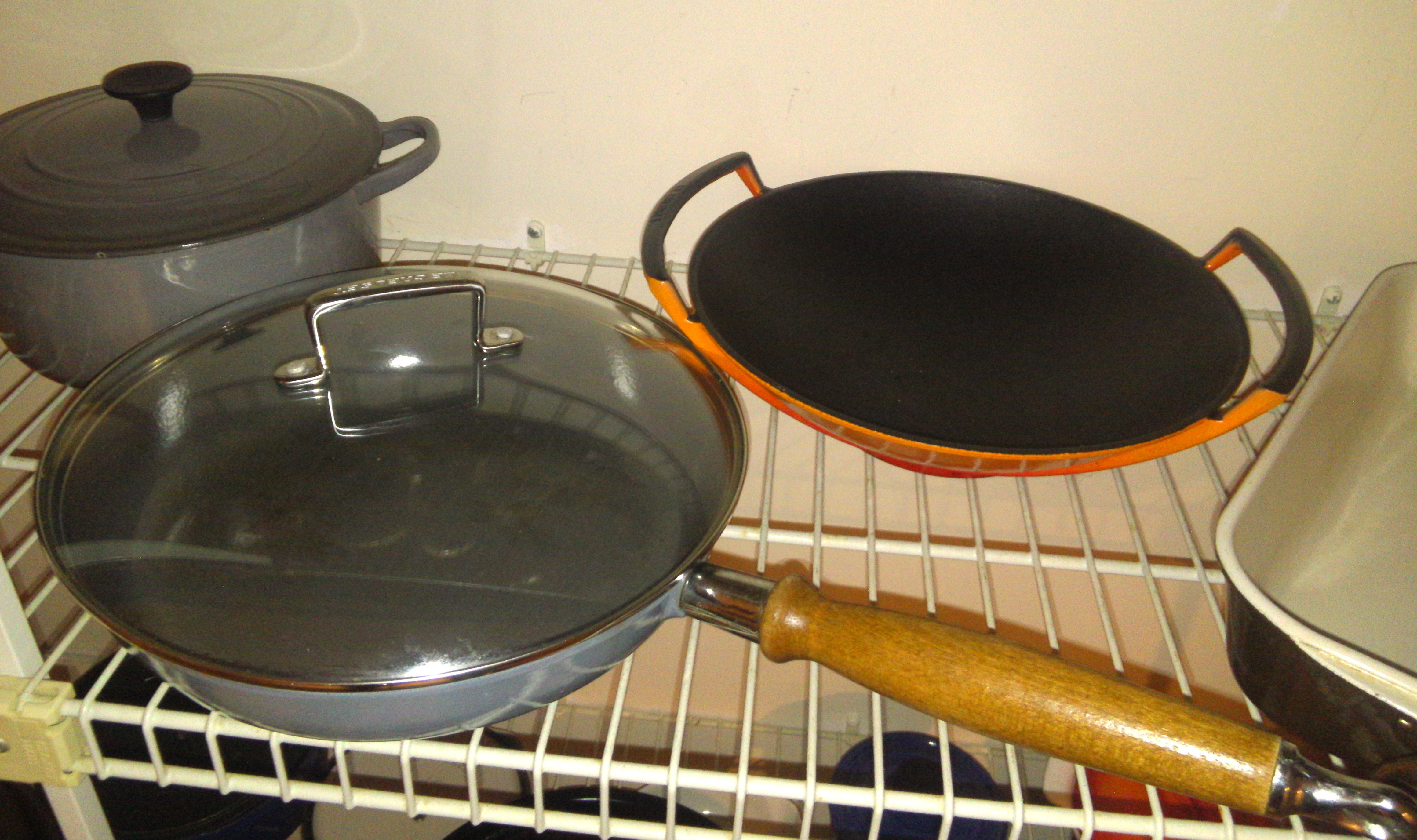 Cast Iron Pans for Perfect Heat Retention (Image Credits: Wikimedia)