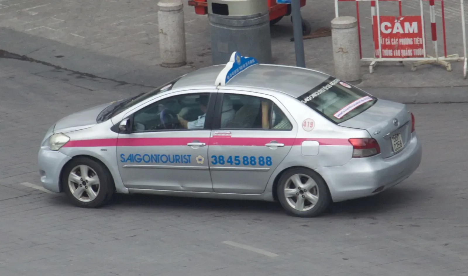 Tourist Taxis in Istanbul and Bangkok (Image Credits: Wikimedia)