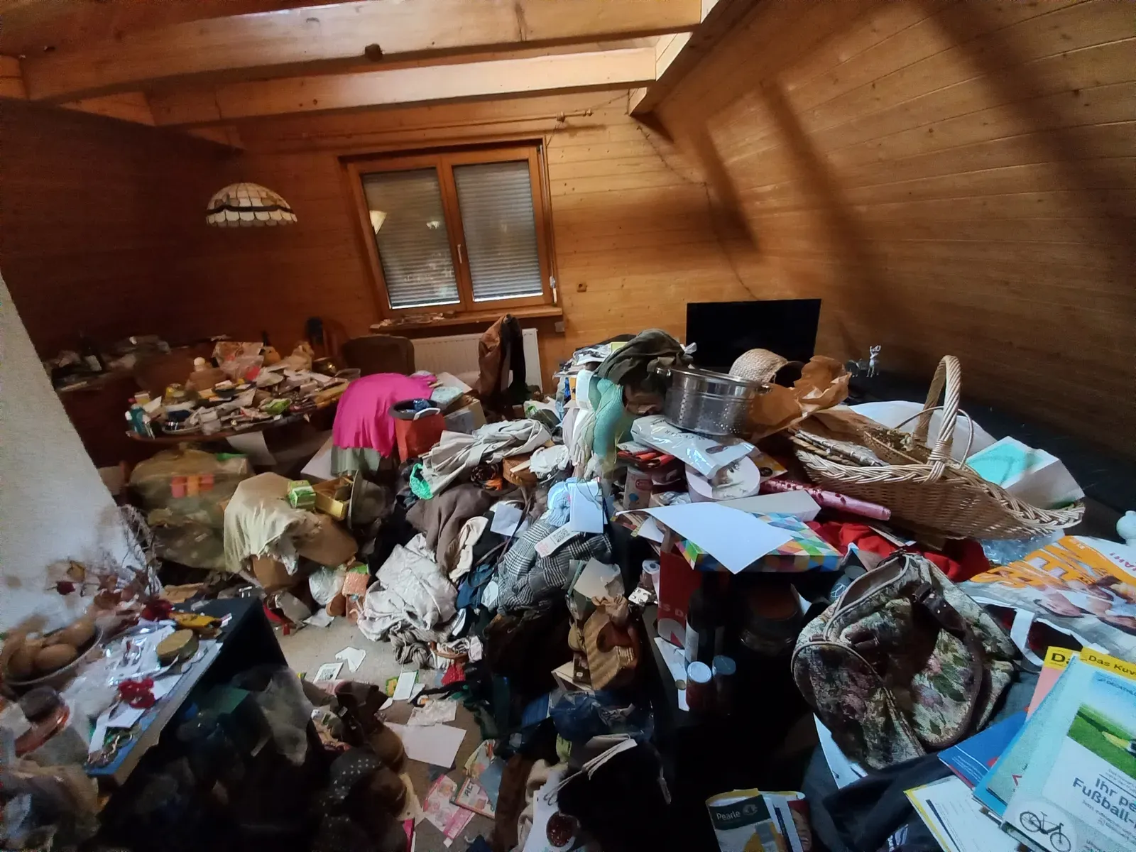Indoor Air Quality and the Hidden Health Toll of Clutter (By Asurnipal, CC BY-SA 4.0)