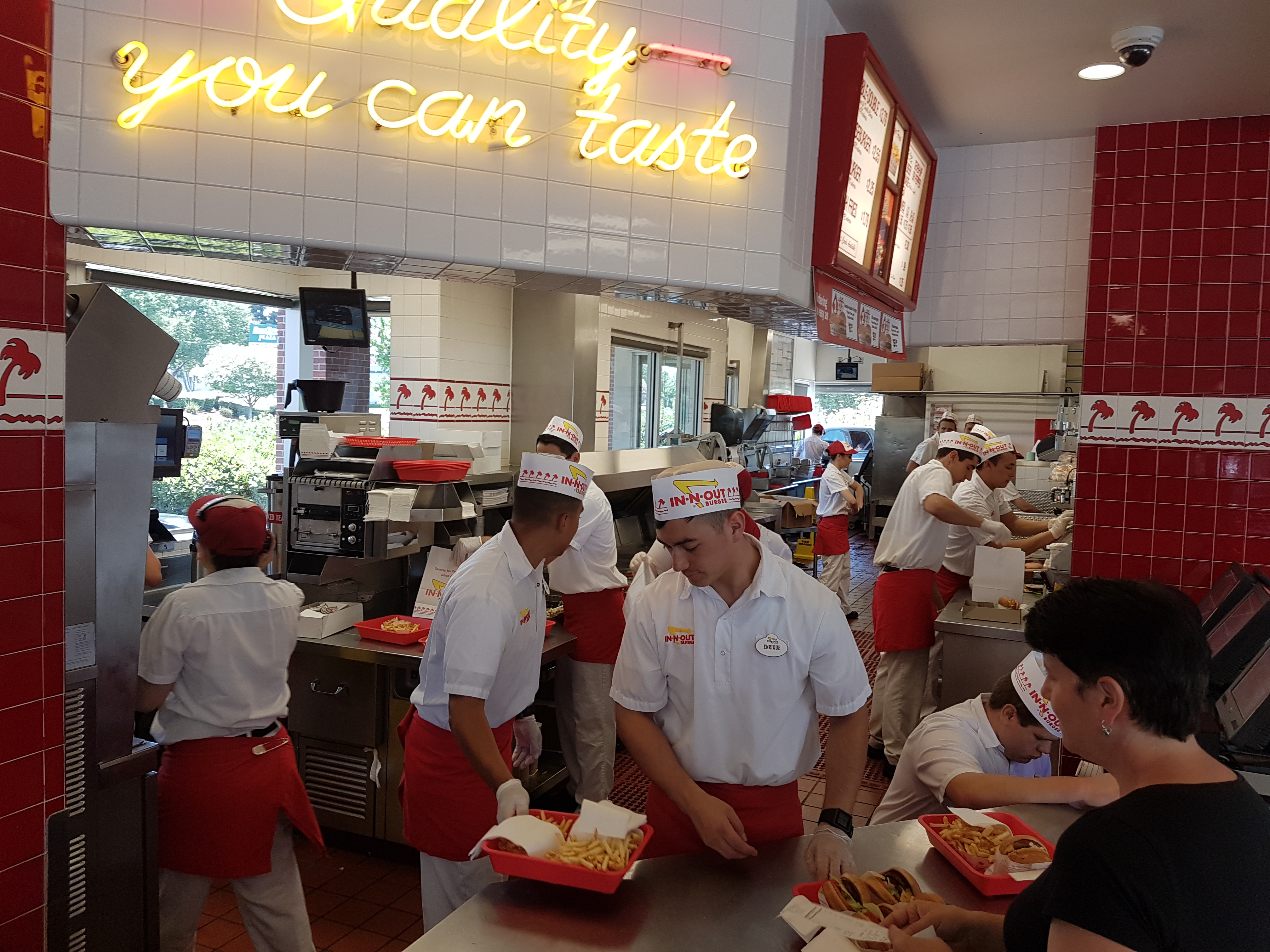 In-N-Out's Open Kitchen Philosophy Showcases Cleanliness (image credits: By El Suizo, CC BY-SA 4.0, https://commons.wikimedia.org/w/index.php?curid=51059432)