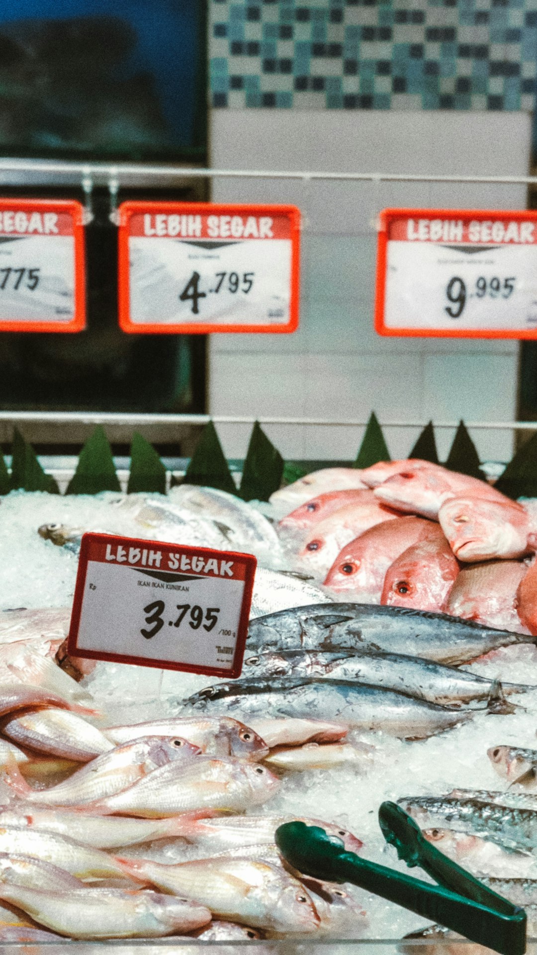 Protein That Won't Puff You Up: Lean Meats and Fish (image credits: unsplash)