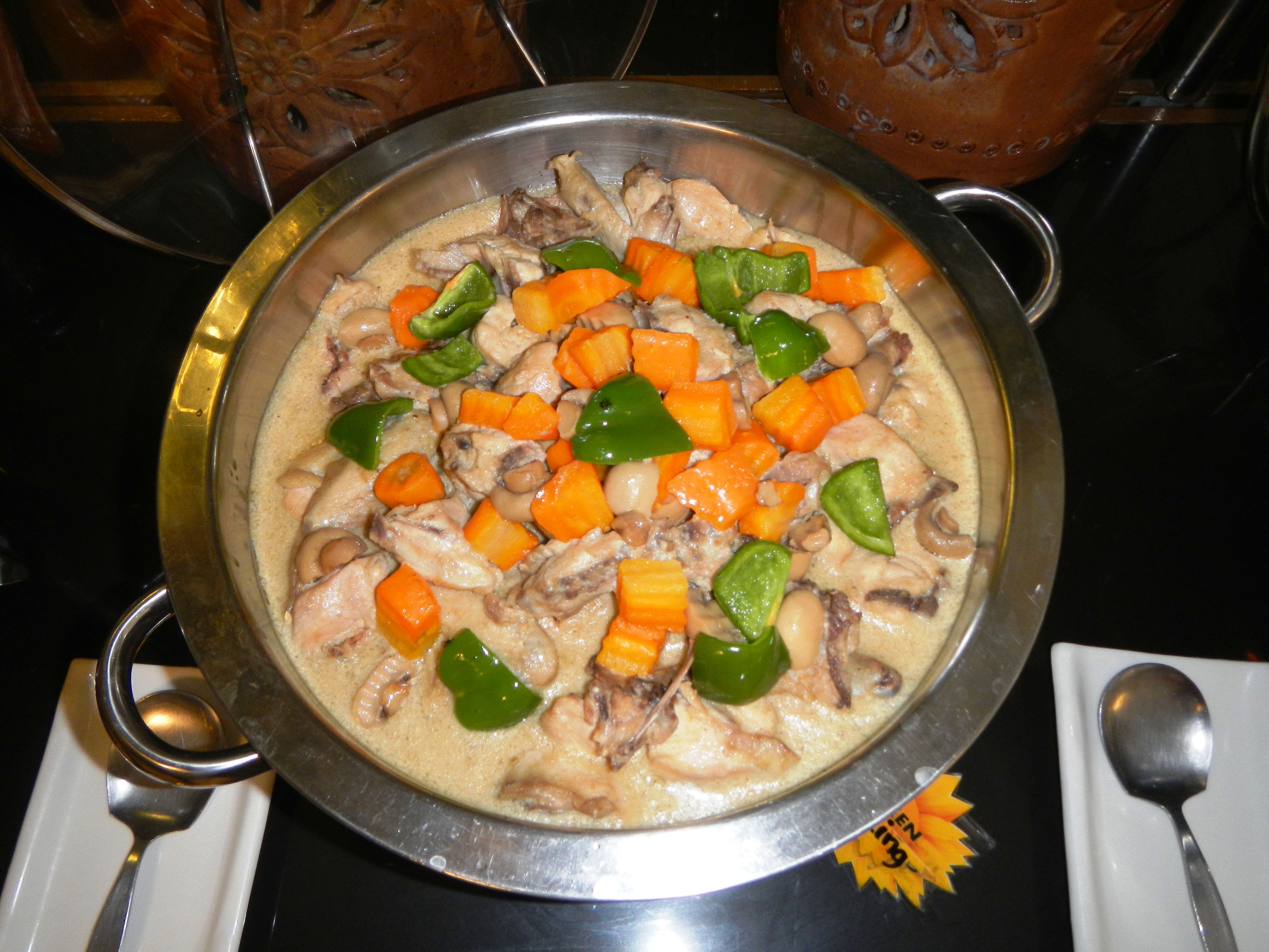Chicken à la King - Fancy Food for Regular People (image credits: By Judgefloro, CC BY-SA 4.0, https://commons.wikimedia.org/w/index.php?curid=35331903)