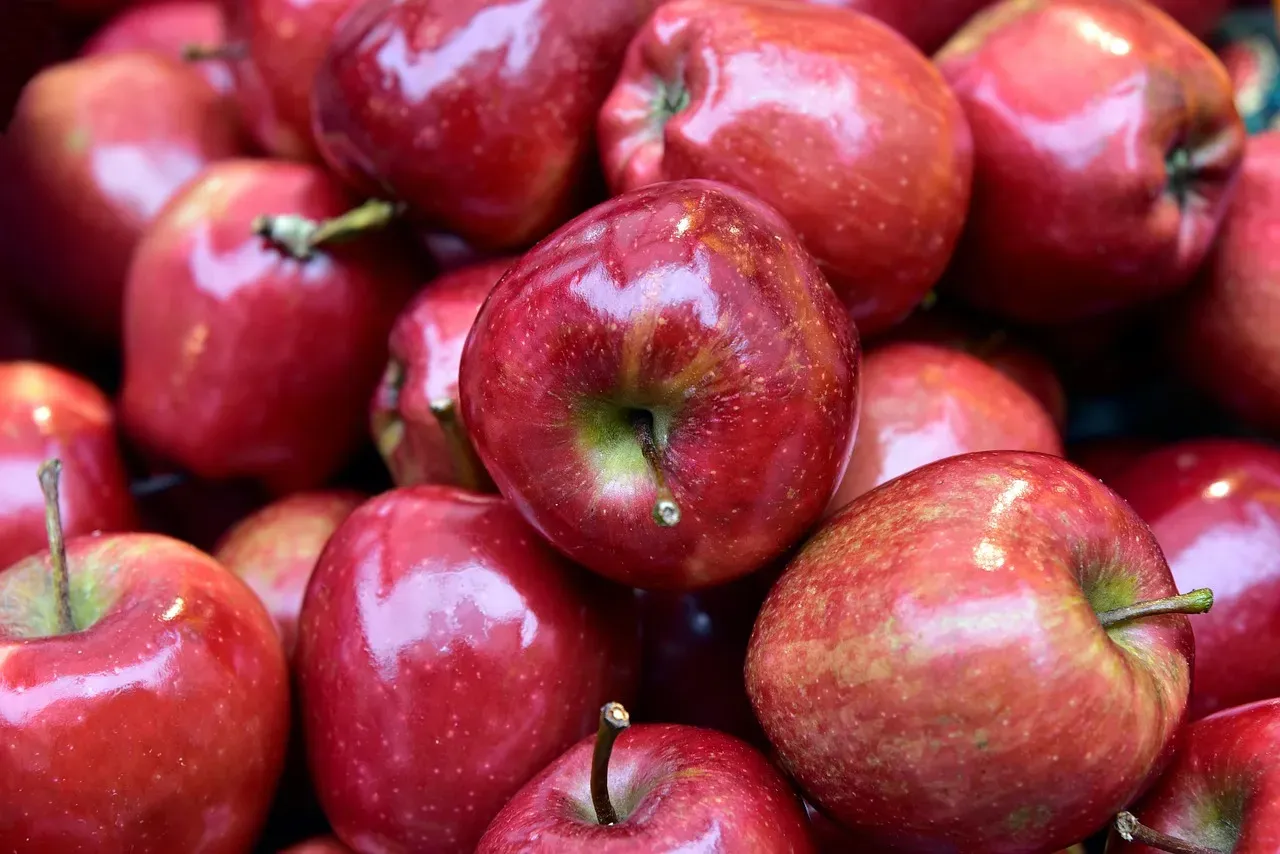 Apples with That Suspiciously Perfect Shine (Image Credits: Pixabay)