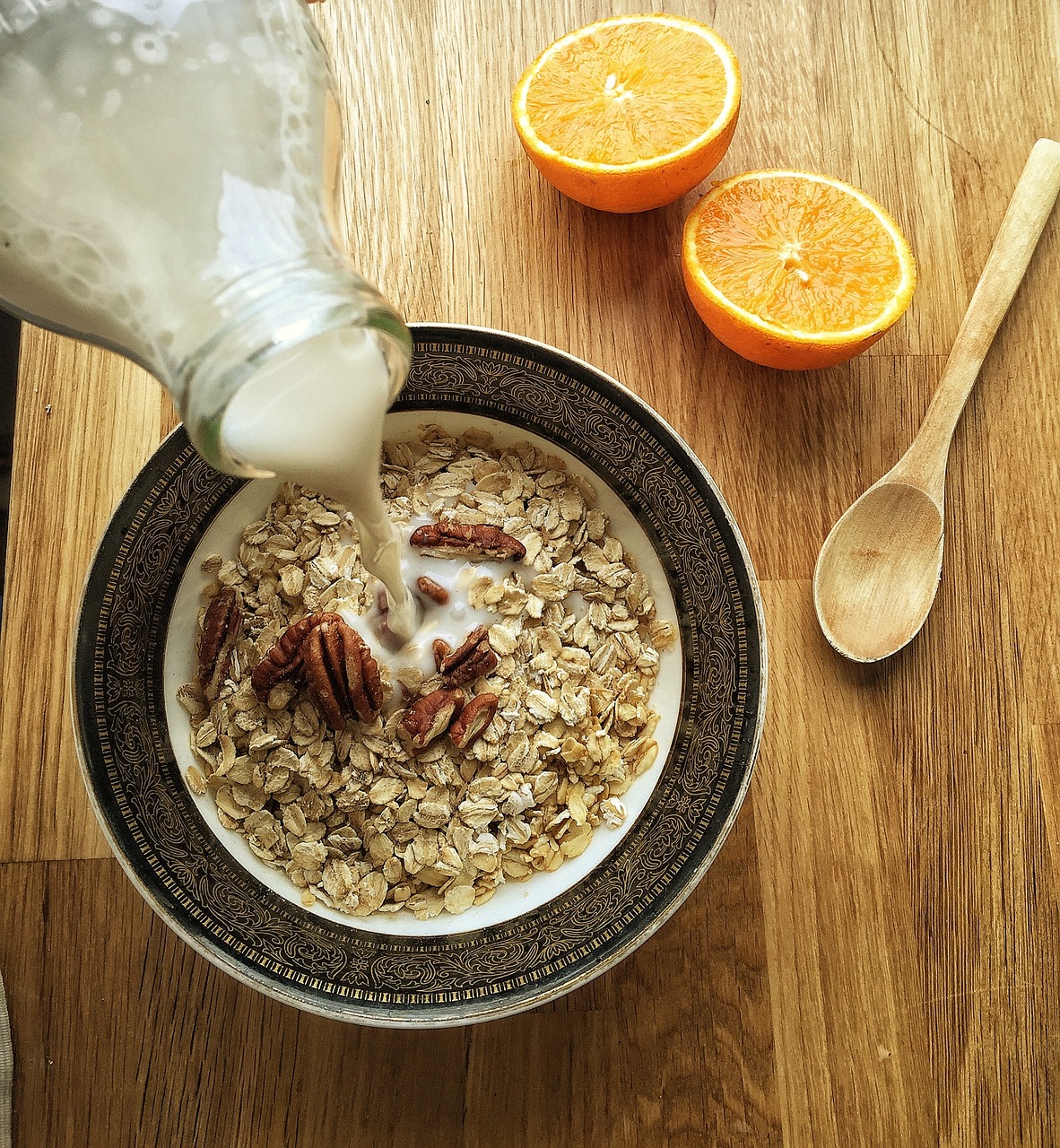 Oat Milk: Creamy Texture and Planet-Friendly (image credits: pixabay)