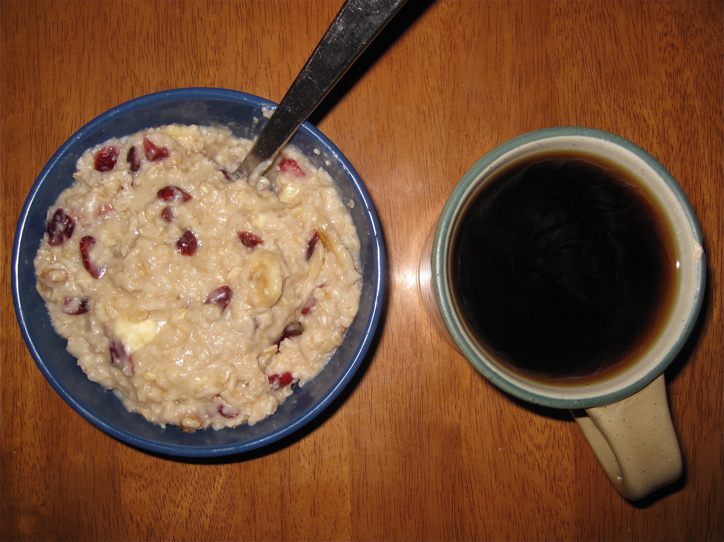 Oatmeal with Berries and Almonds (image credits: wikimedia)