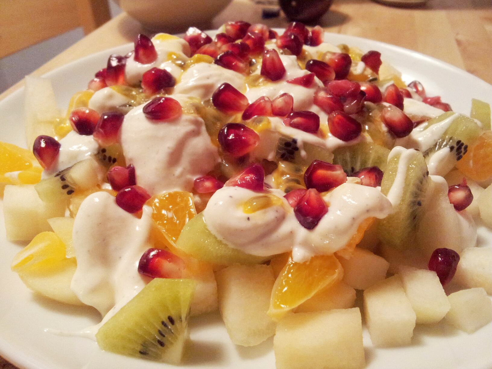 Ambrosia Salad: The Marshmallow Mayhem That Lost Its Appeal (image credits: By dnm, CC BY-SA 3.0, https://commons.wikimedia.org/w/index.php?curid=19551149)
