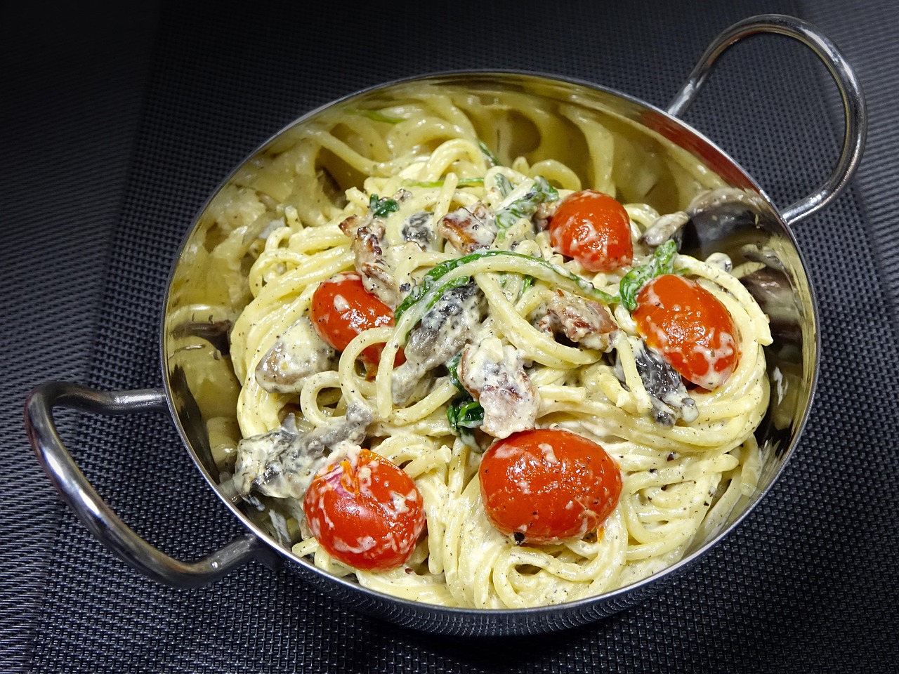 1. 5-Ingredient Creamy Garlic Pasta (image credits: pixabay)