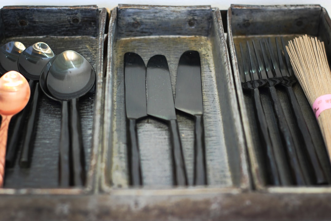 Cross-Contamination From Improper Utensil Management (image credits: unsplash)