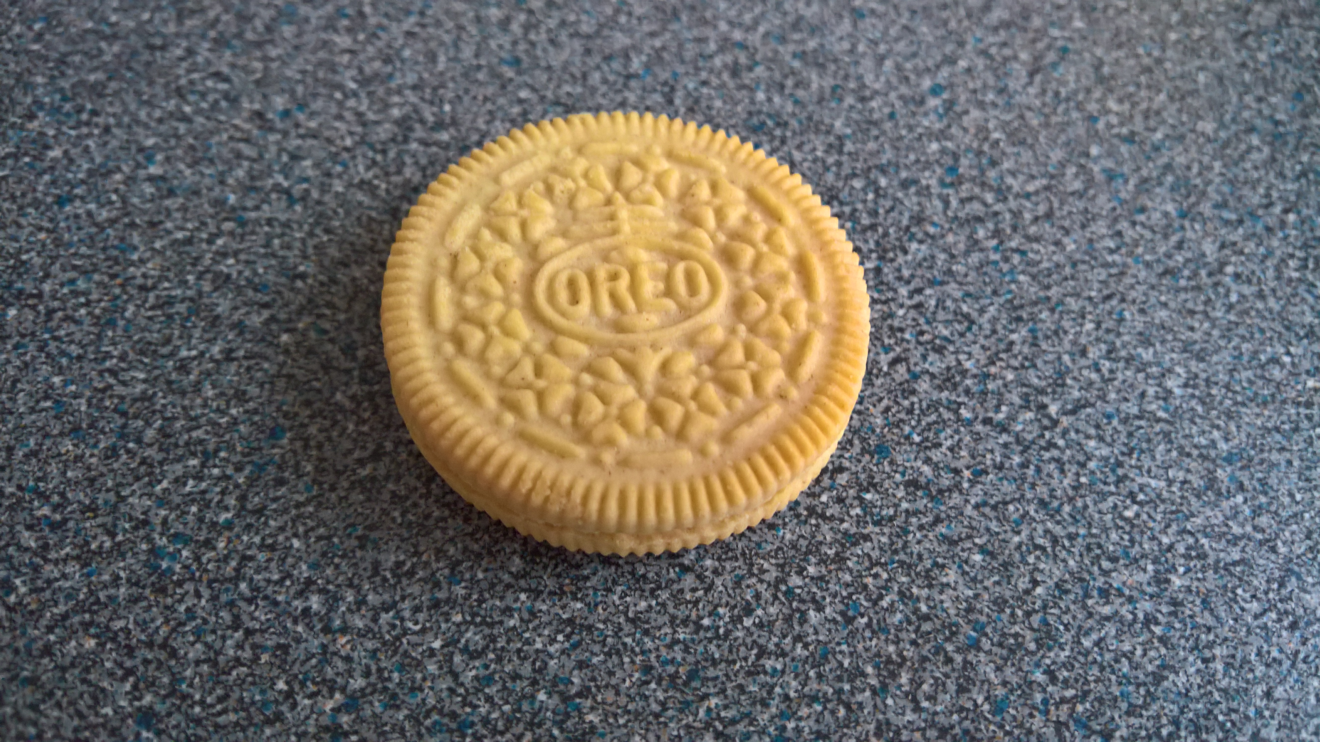 Golden Oreo Cakesters Make Their Sweet Return (image credits: wikimedia)