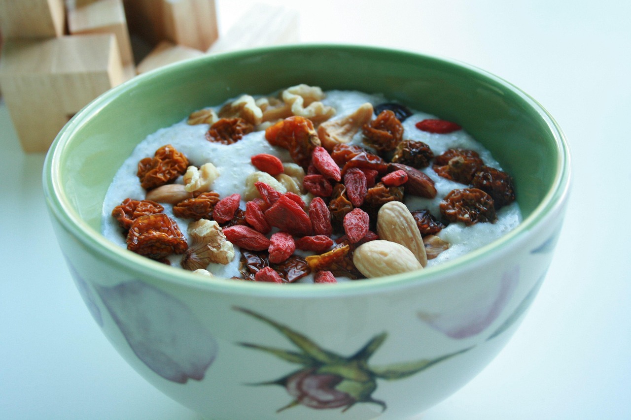 3. Oatmeal with Flaxseed and Berries: Fiber for the Win (image credits: pixabay)