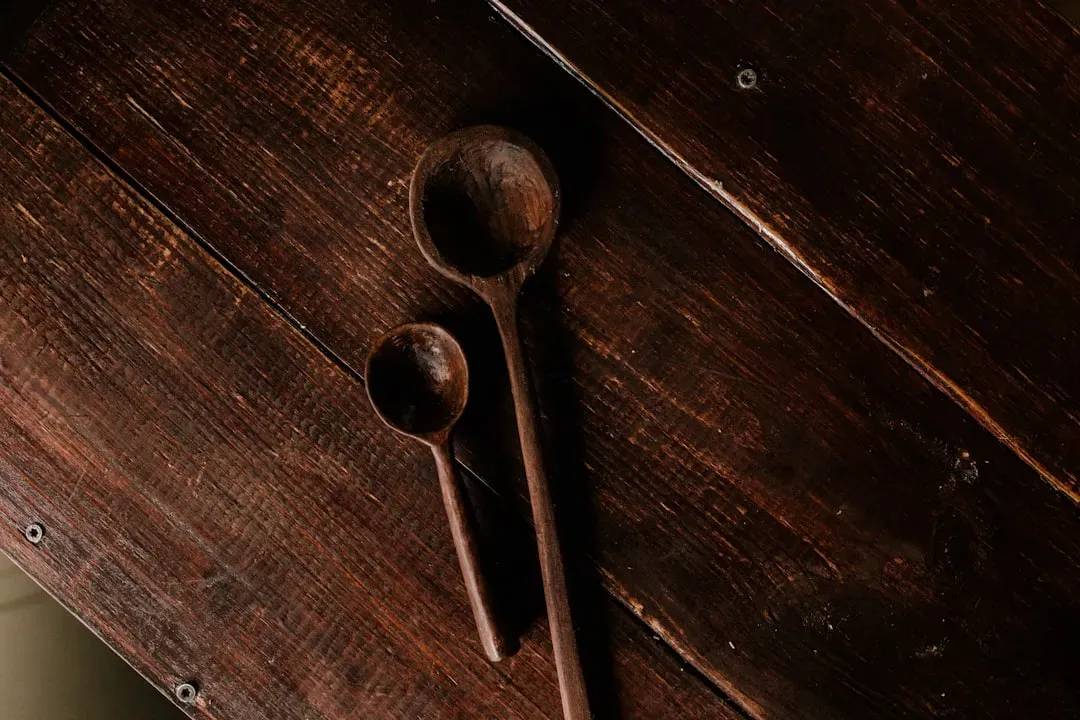 8. Wooden Utensils and Spoons: Splitting at the Seams (Image Credits: Unsplash)