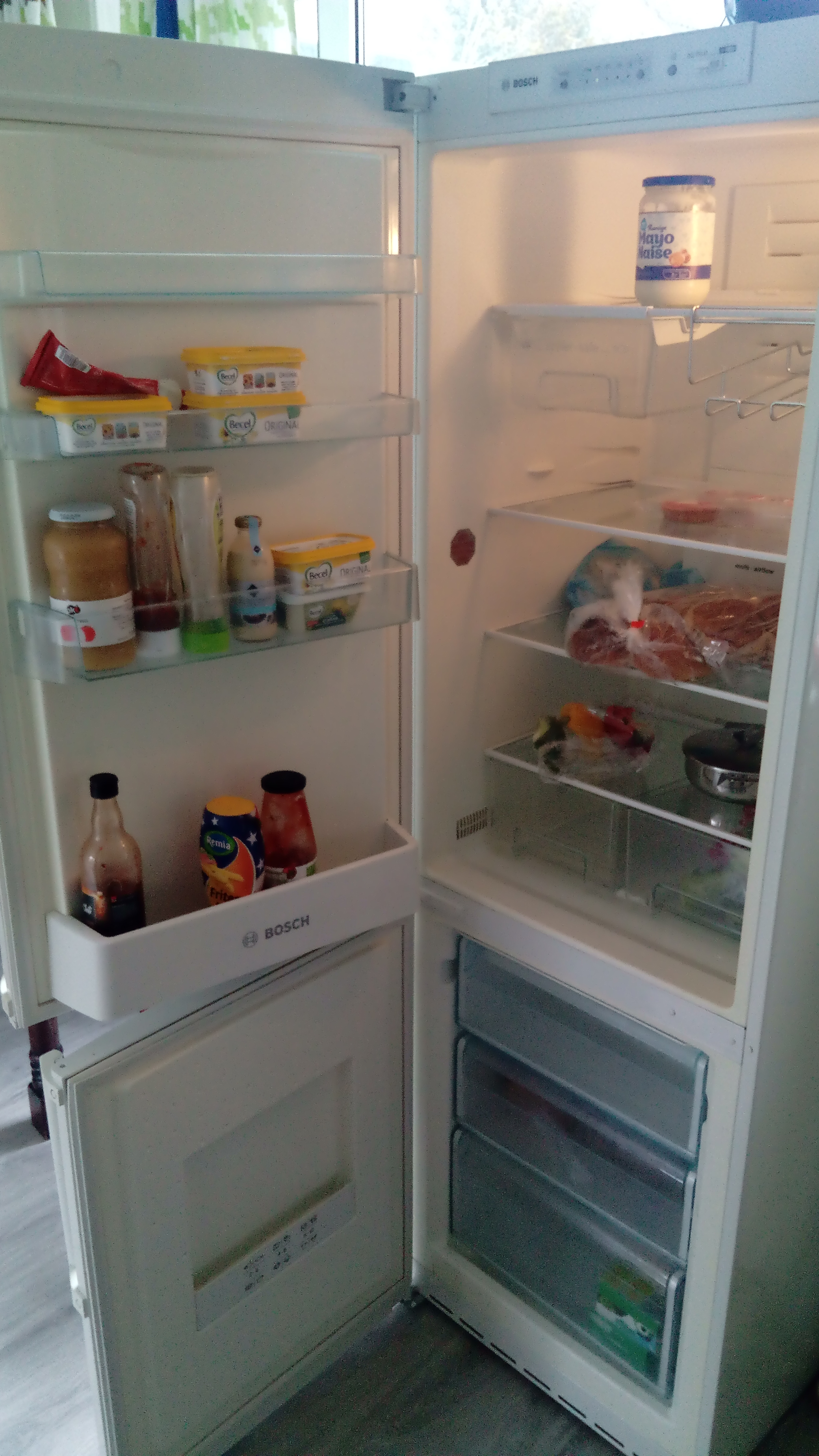 Keeping the Fridge Door Open Too Long (image credits: wikimedia)