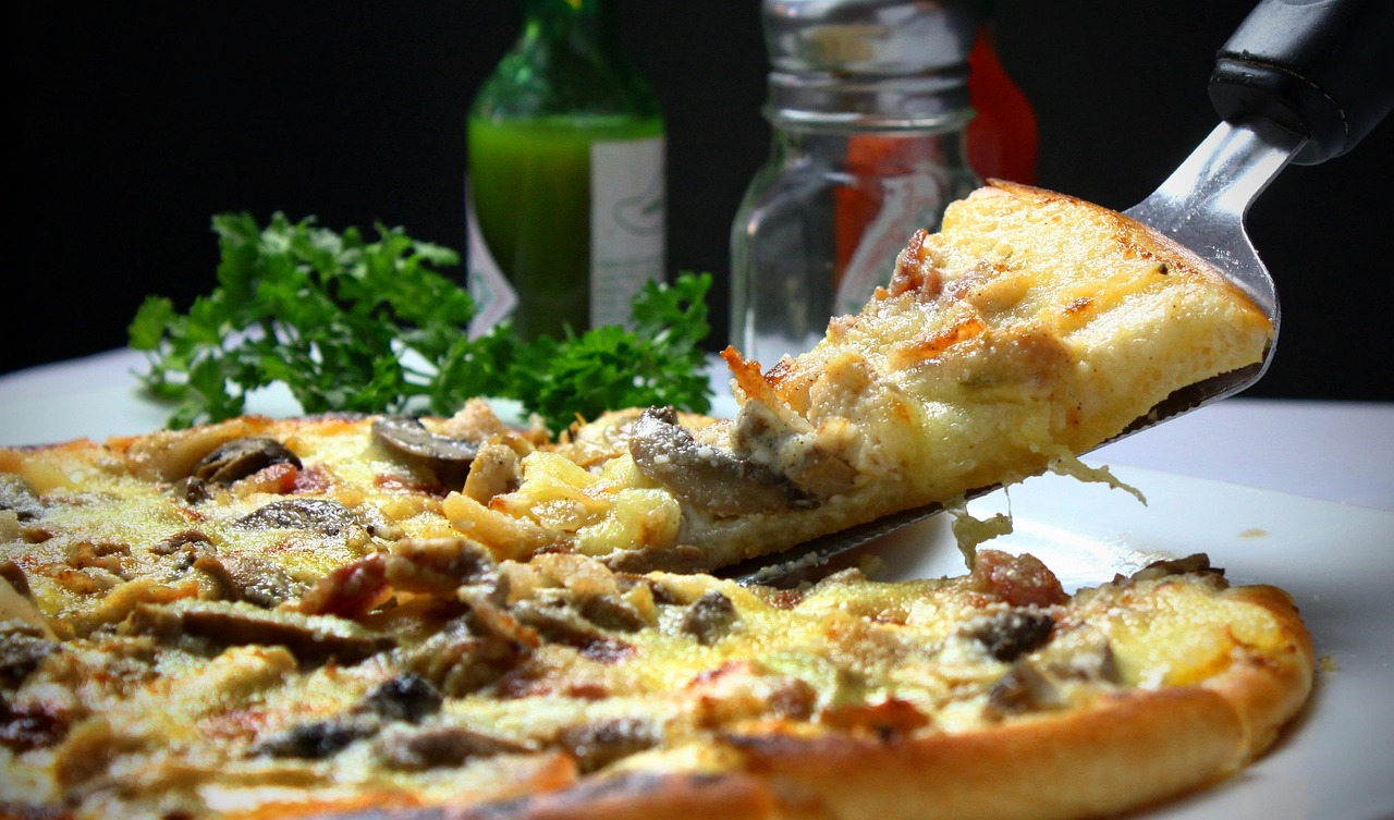 Buffet Pizza – Soggy Disappointment Under Heat Lamps (image credits: pixabay)