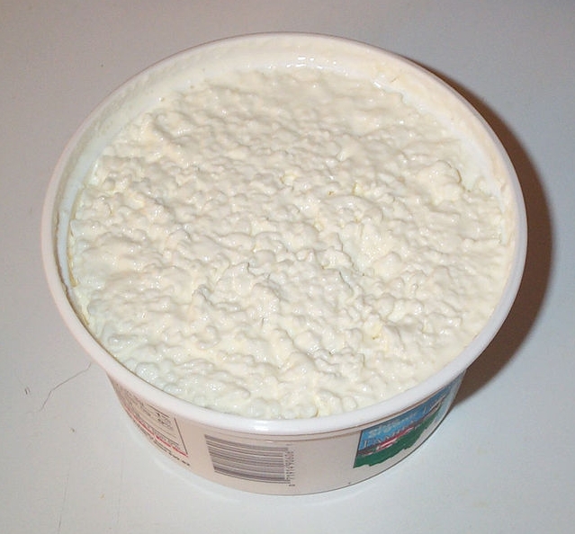 Cottage Cheese: The Protein Powerhouse Alternative (image credits: By Stu Spivack - flickr.com, CC BY-SA 2.0, https://commons.wikimedia.org/w/index.php?curid=628401)