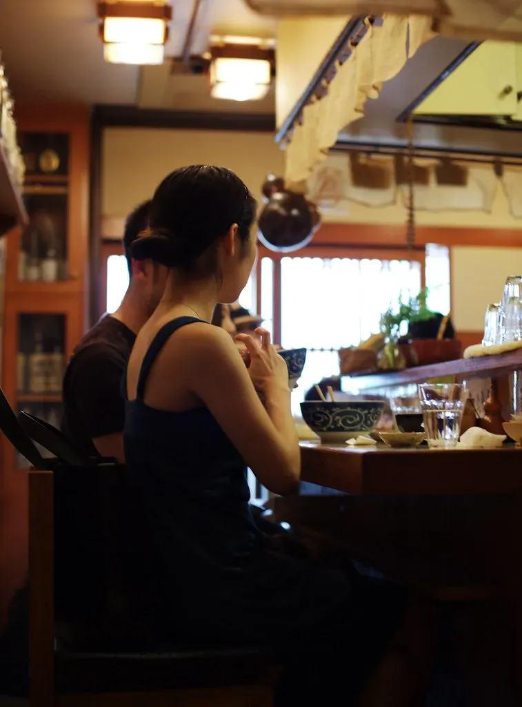 7. Keep Your Phone Off the Table During Key Moments (Image Credits: Flickr)