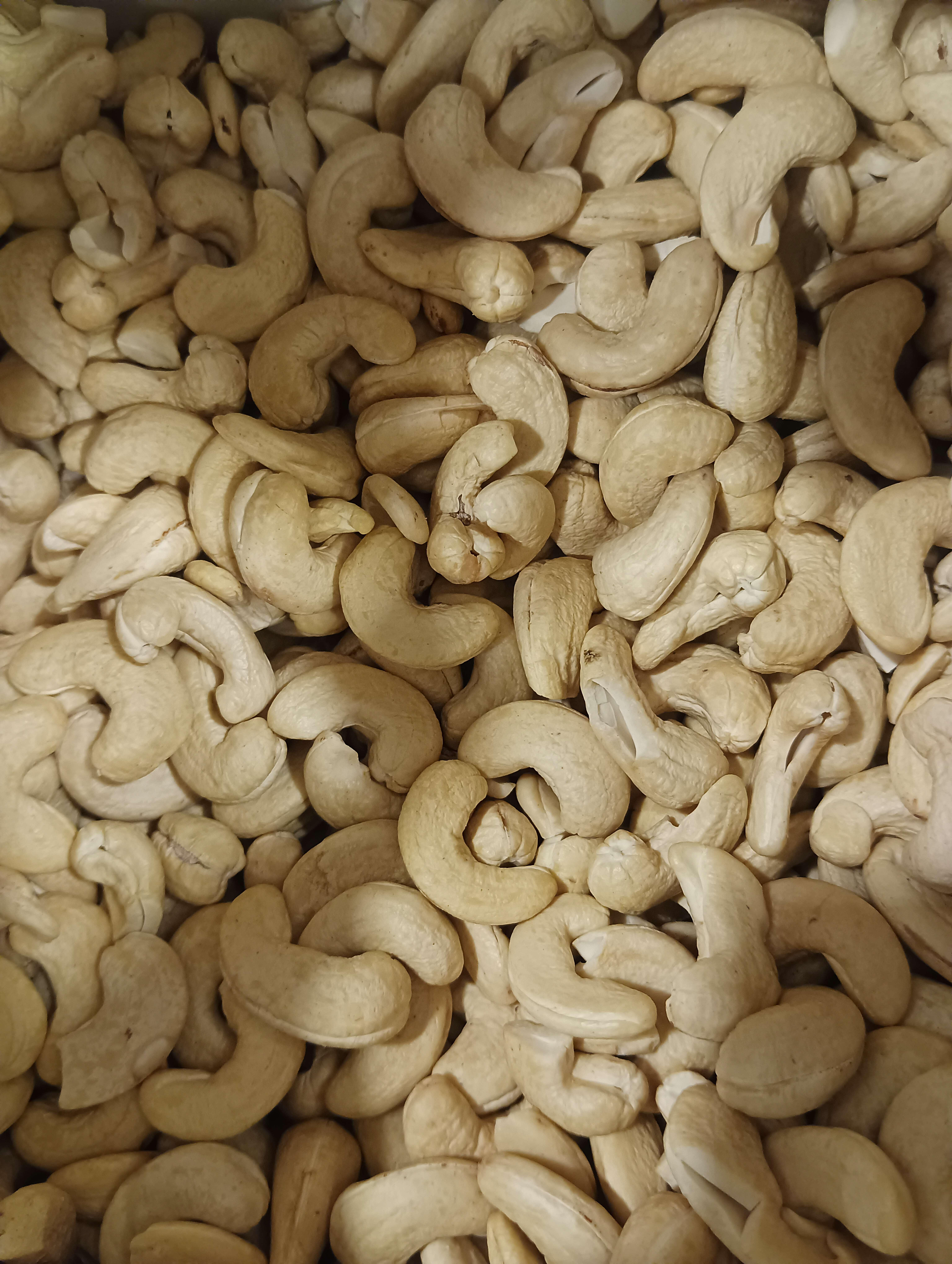 Cashews: Creamy, Versatile, but Watch the Sodium (image credits: wikimedia)
