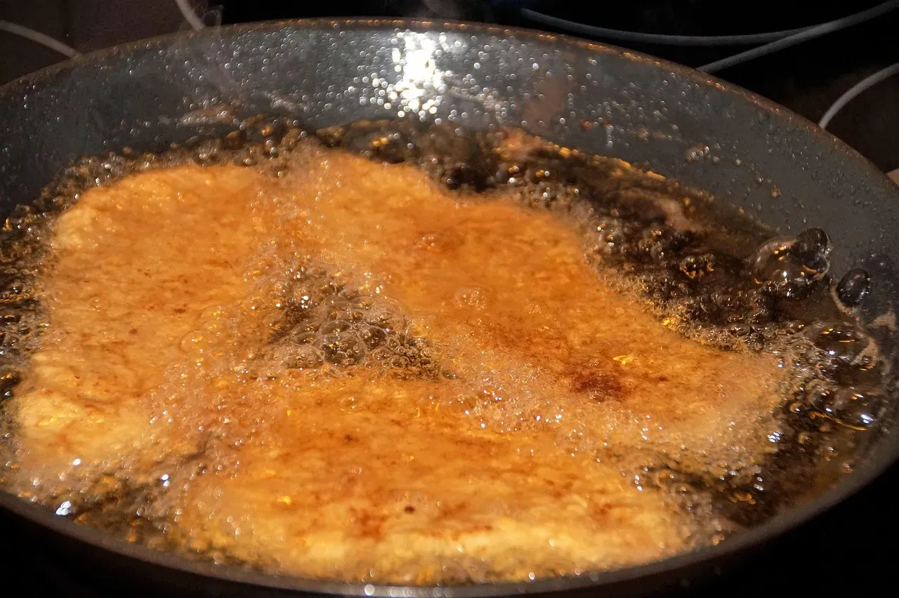 Reusing Frying Oil Until It Turned Black (Image Credits: Pixabay)