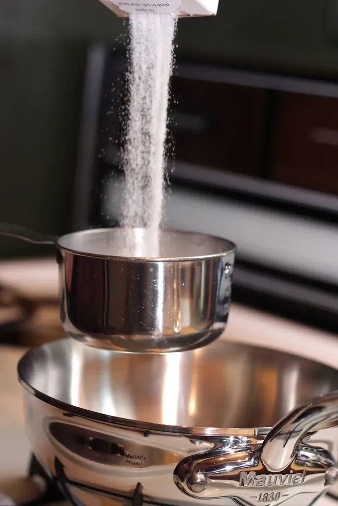 Uncoated Aluminum Cookware for Acidic Foods (Image Credits: Flickr)