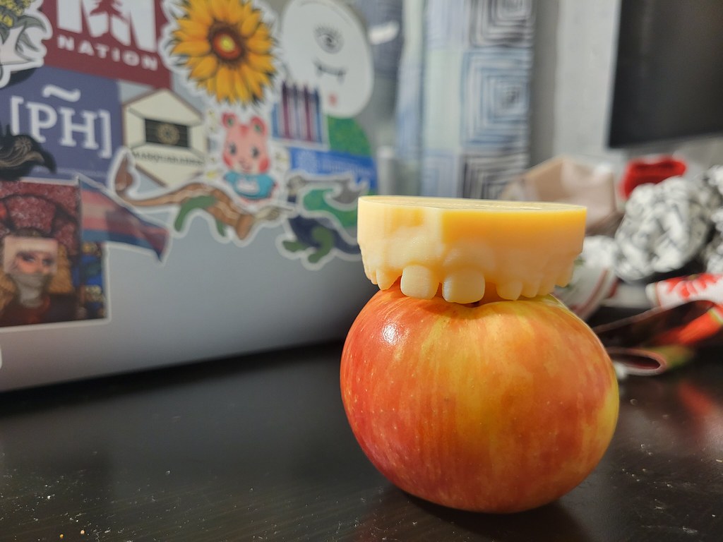 Crunchy Apples: Nature’s Toothbrush (image credits: flickr)