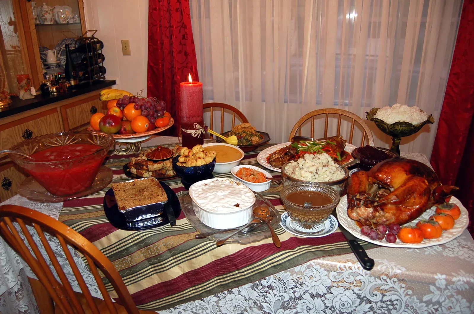Holiday Turkey with All the Trimmings (Image Credits: Wikimedia)