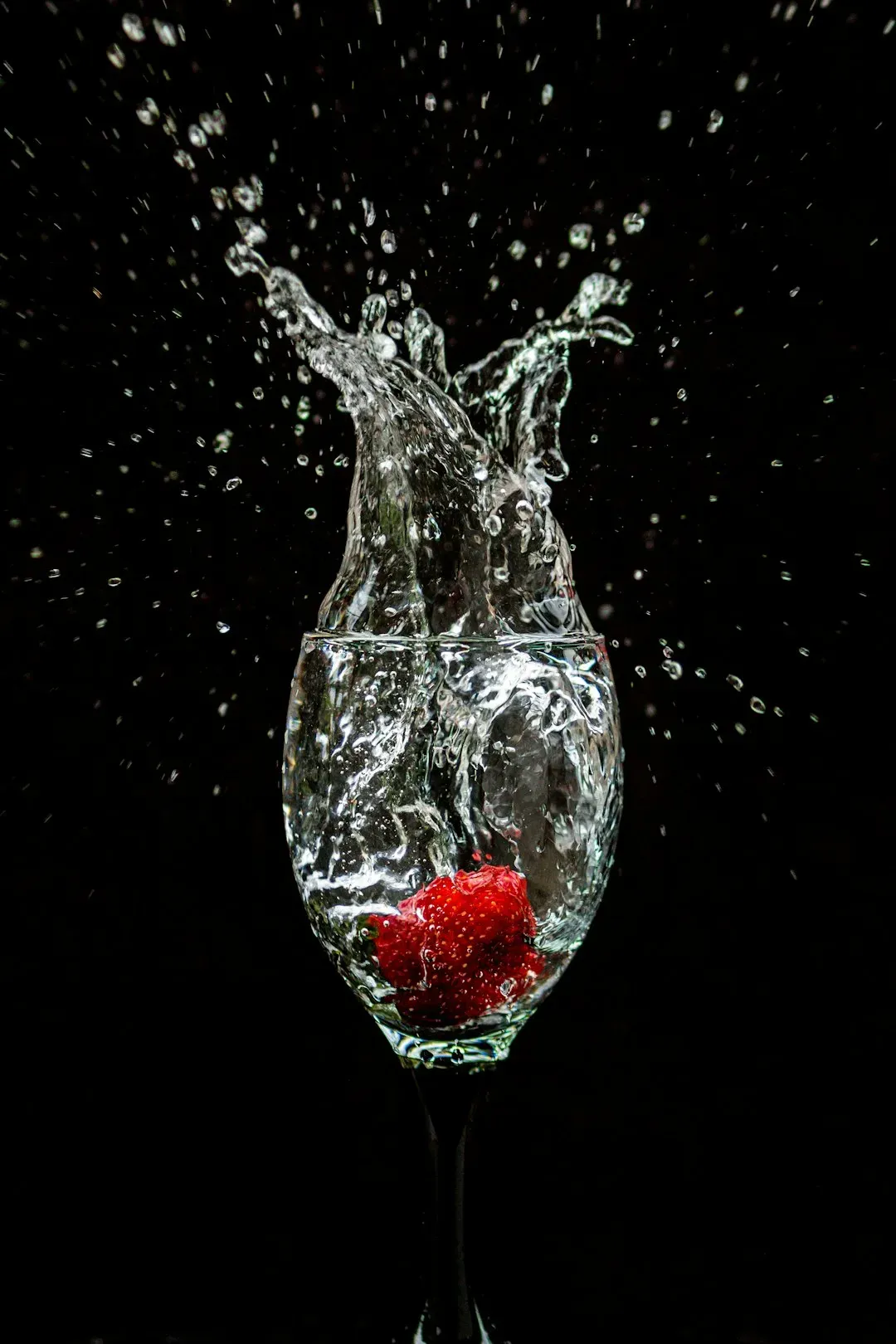 The Science Behind Splash Distance and Trajectory (Image Credits: Unsplash)
