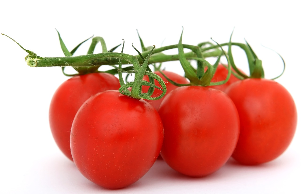 Tomatoes: Juicy, Versatile, and Mineral-Rich (image credits: pixabay)