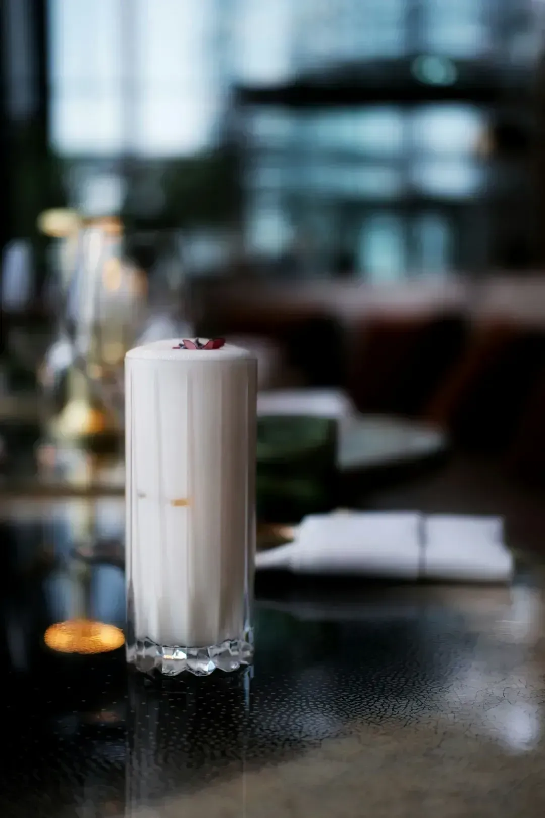 2. The Ramos Gin Fizz: A Beautiful Drink With an Ugly Reputation (Image Credits: Unsplash)