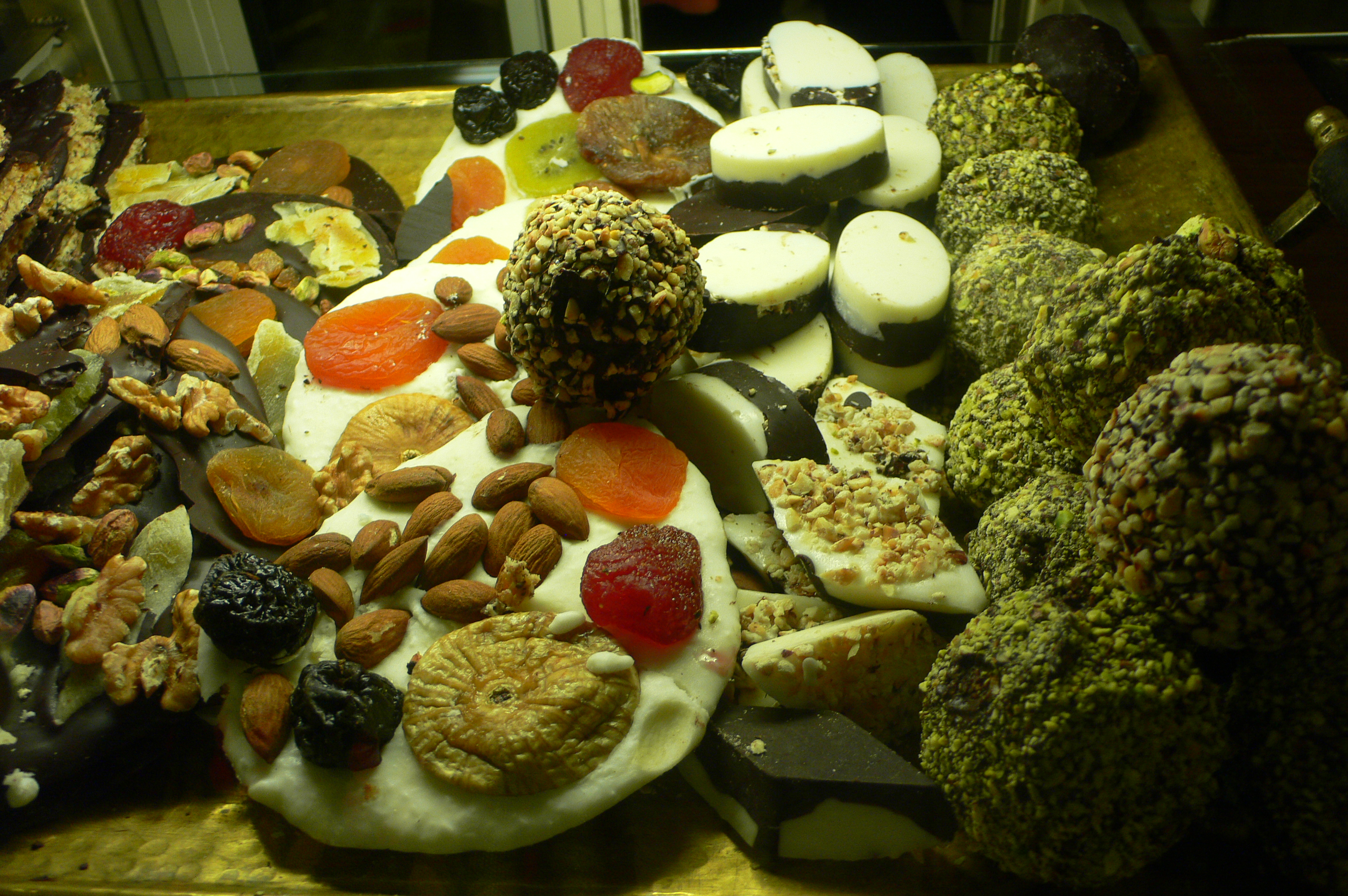 Balancing Indulgence and Health: Is It Possible? (image credits: wikimedia)