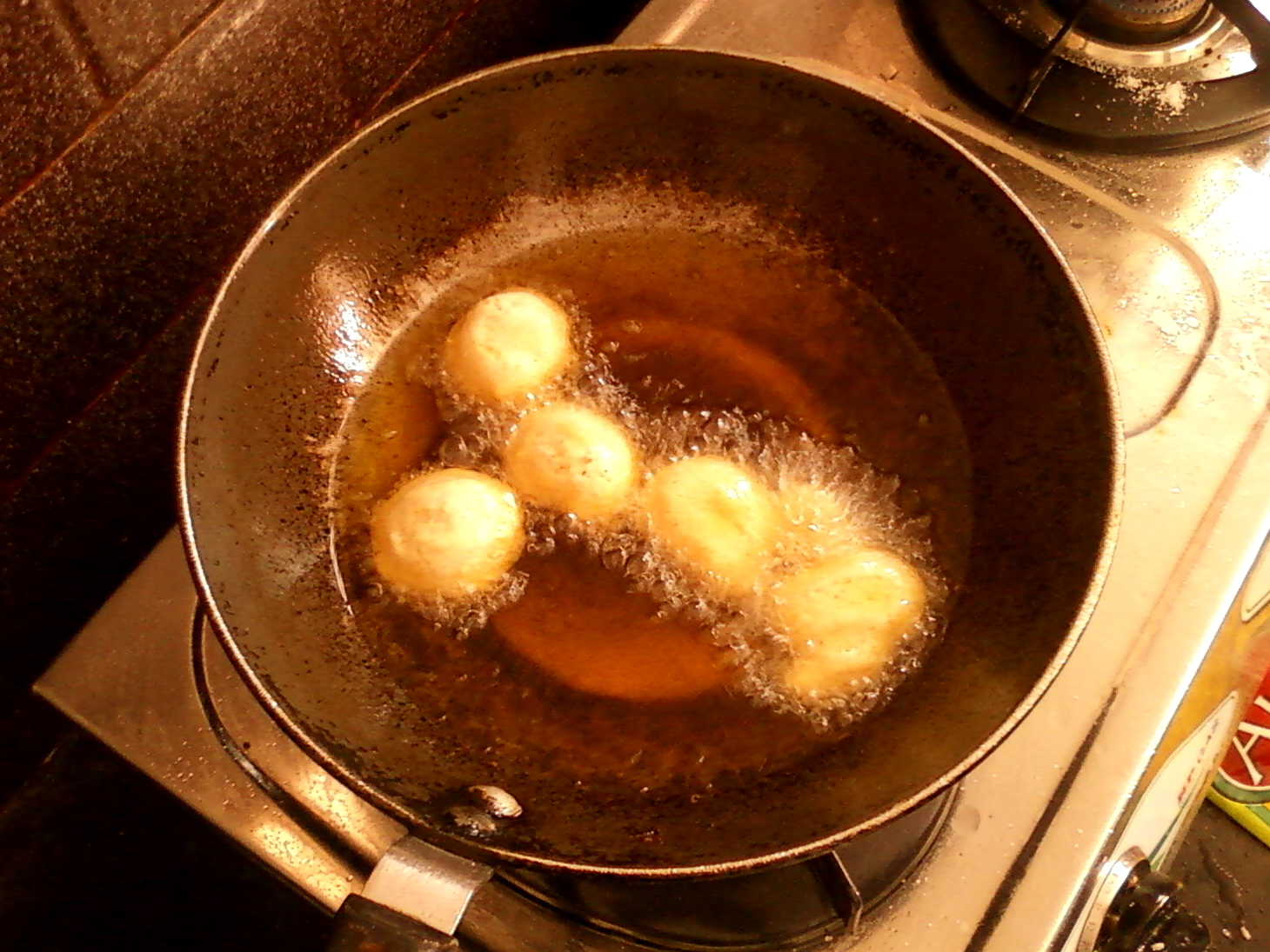 Snacking While Cooking: The Silent Saboteur (image credits: wikimedia)