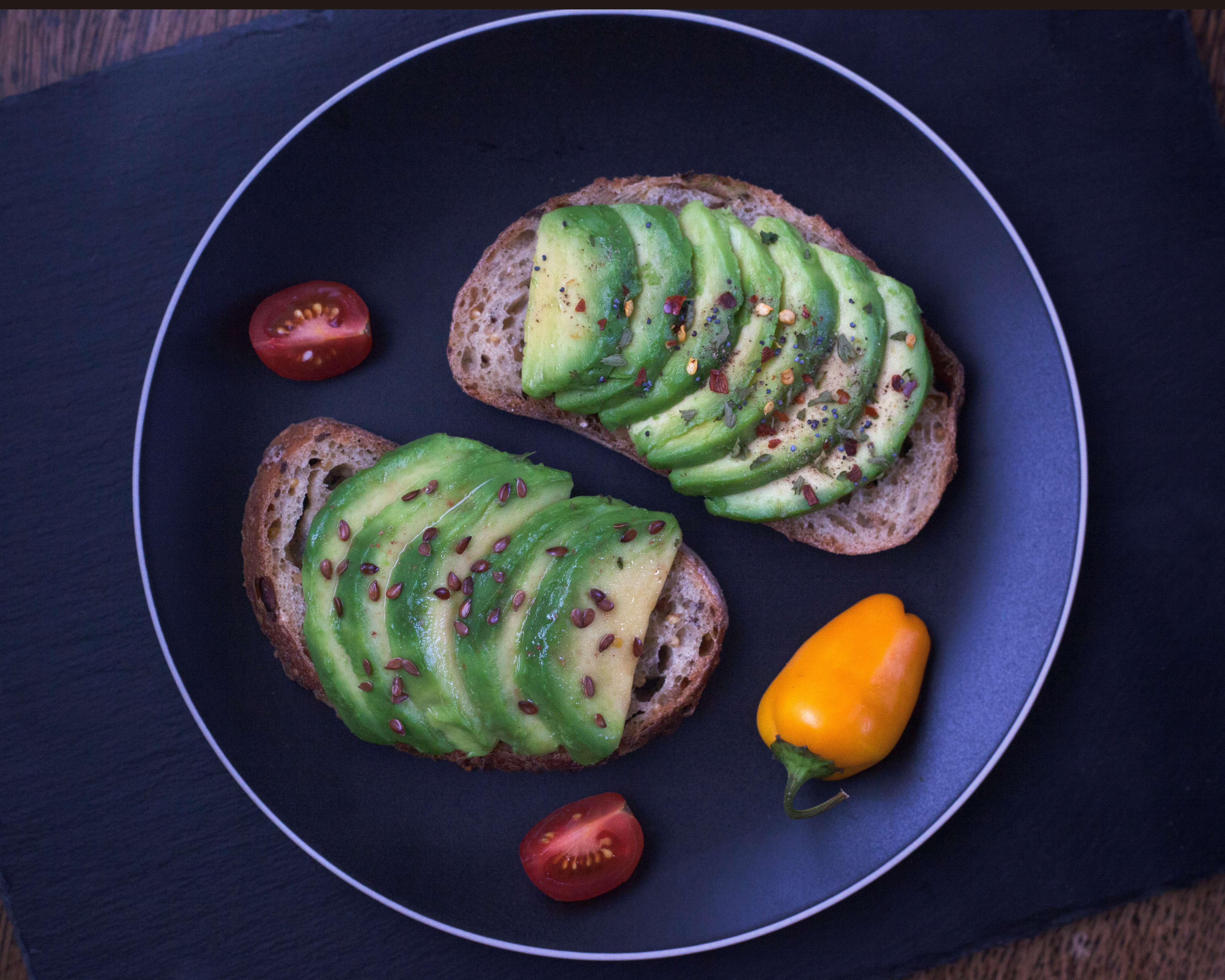 Avocado Toast: Healthy Fats for Sustained Focus (image credits: wikimedia)
