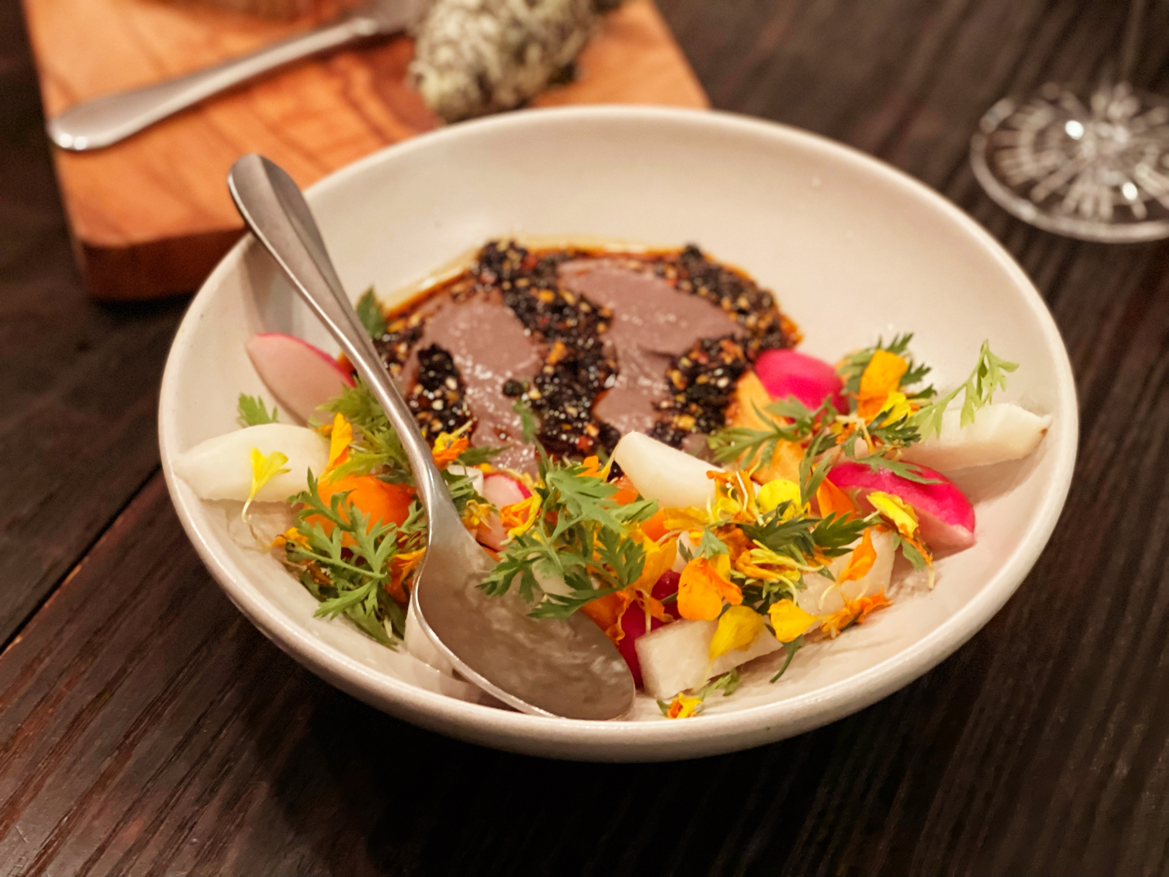 Hummus and Raw Veggies (image credits: wikimedia)