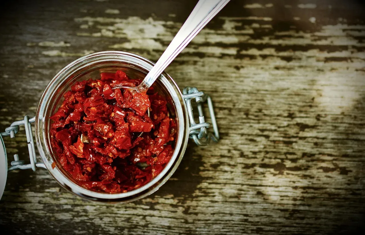 3. Sun-Dried Tomatoes on Absolutely Everything (Image Credits: Pixabay)