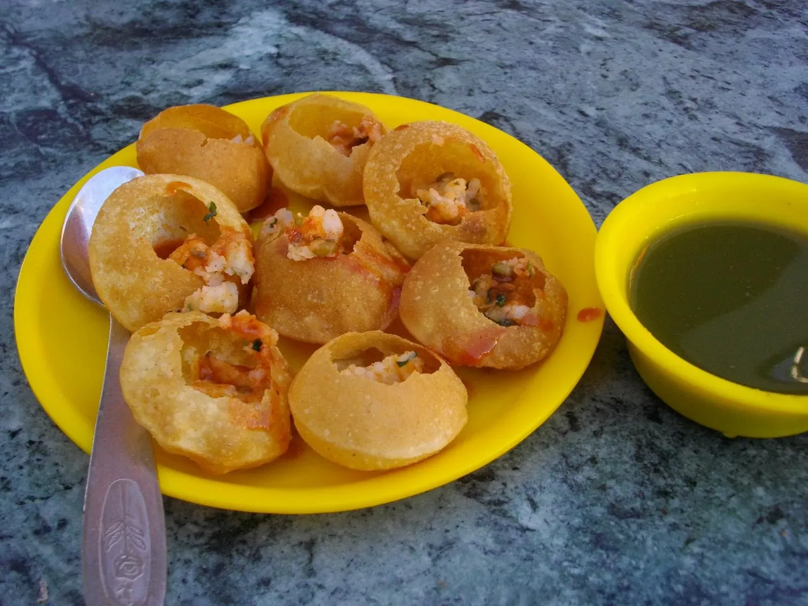 6. Pani Puri (India): The Tiny Bomb of Flavor (Flickr: Pani Puri Rs.15/-, CC BY 2.0)