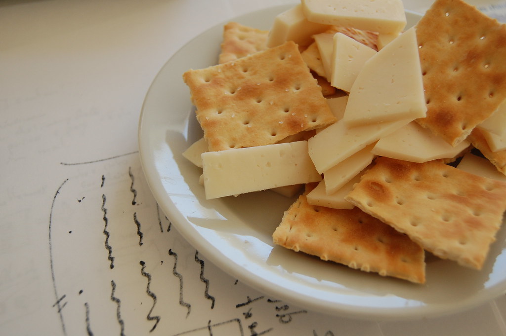 Whole Grain Crackers with Cheese (image credits: flickr)