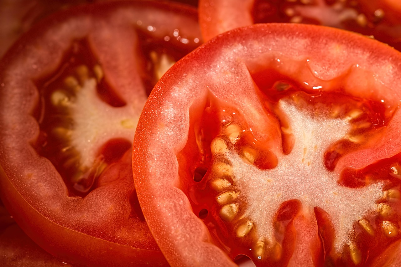 Tomatoes: Nutrient-Packed but High in Potassium and Oxalates (image credits: pixabay)