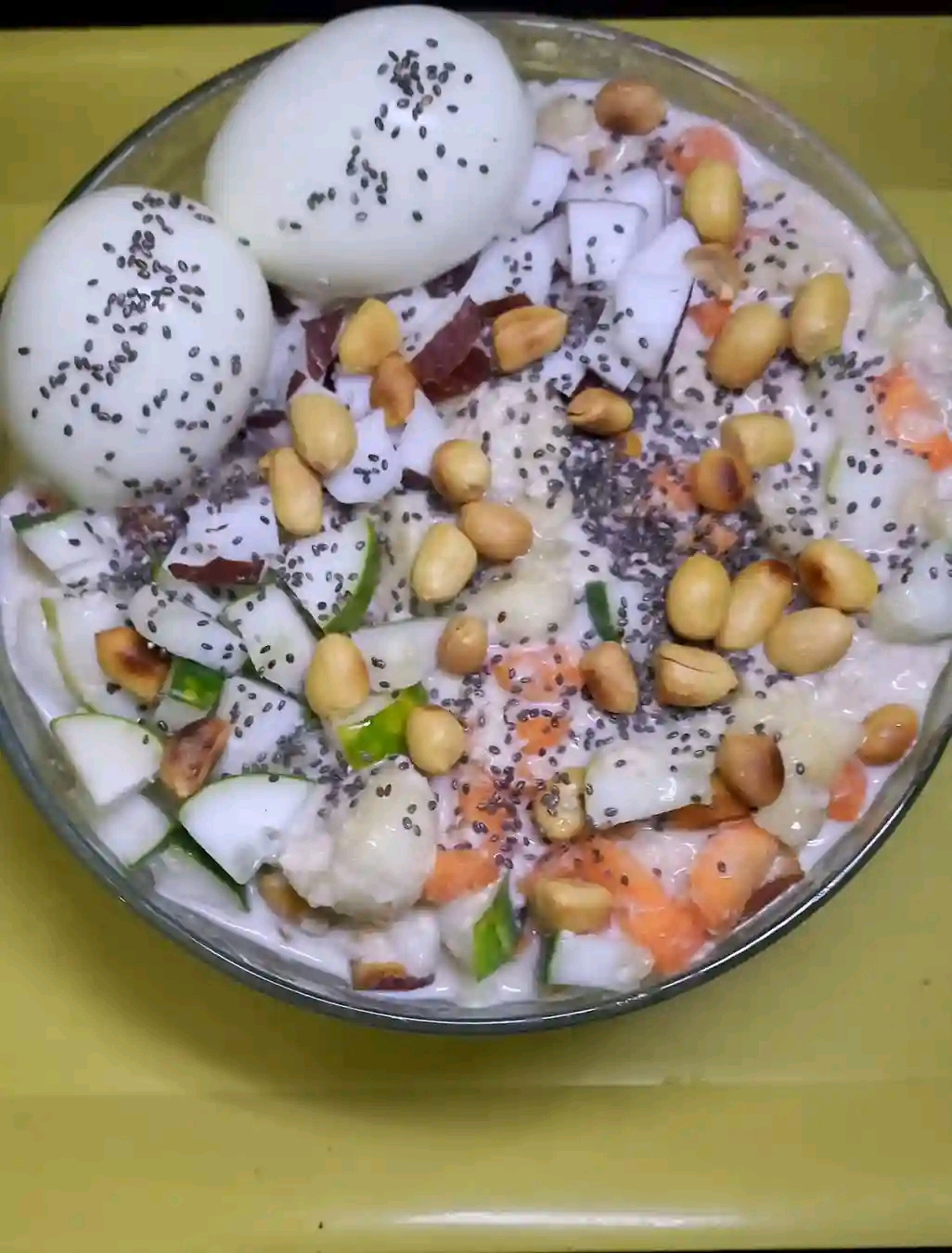 Chia Seeds vs. Eggs (image credits: wikimedia)