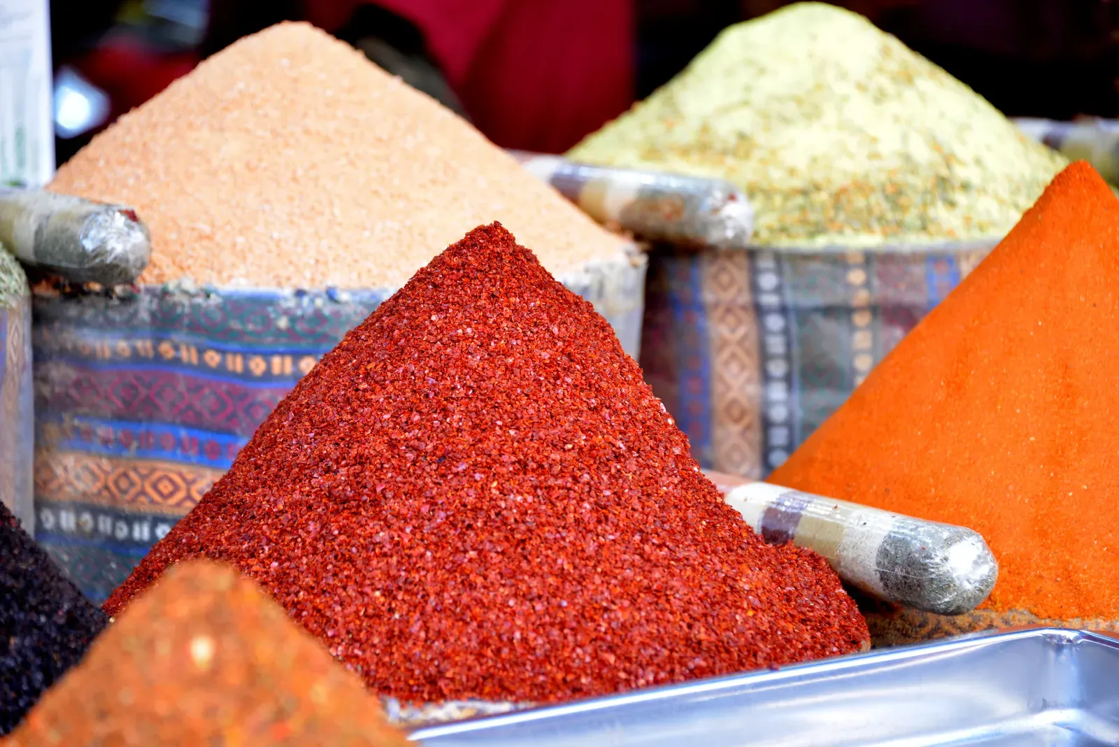 Dangerous Industrial Dyes Are Hiding Inside Red and Orange Spices (Image Credits: Wikimedia)