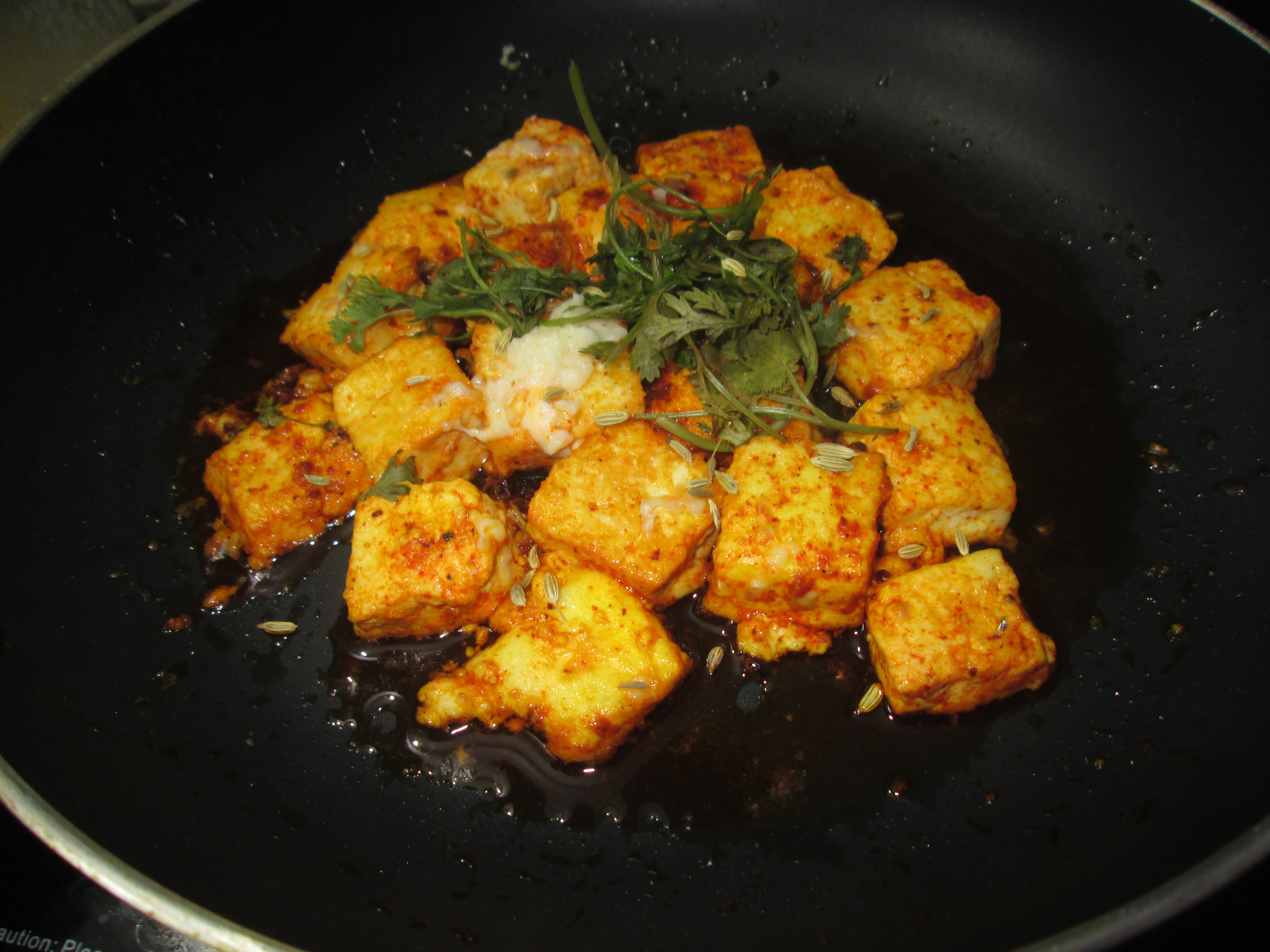 Not Letting the Pan Cool Before Washing (image credits: wikimedia)