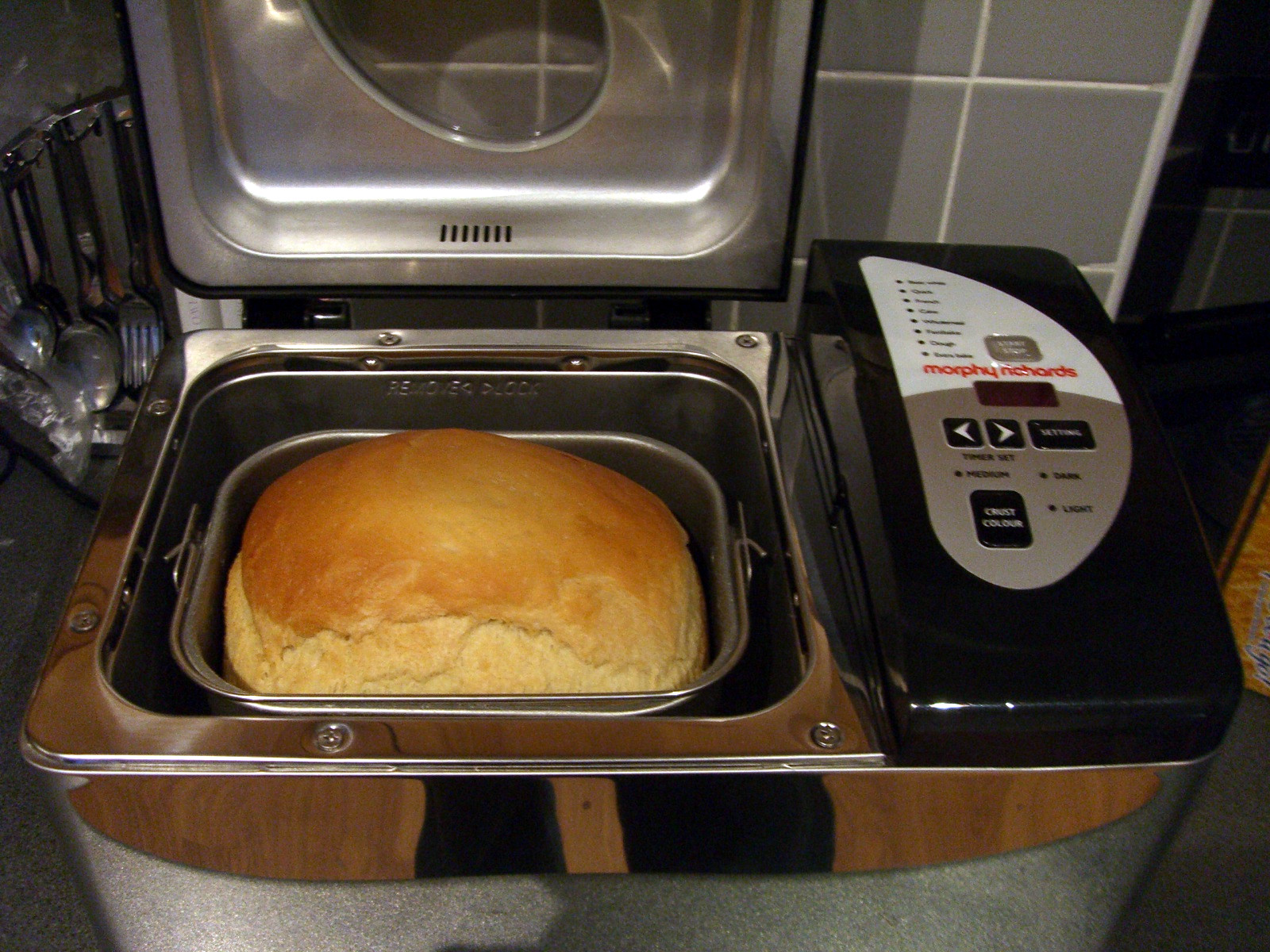 The Electric Bread Machine - A Bulky Promise That Lost Its Appeal (image credits: wikimedia)