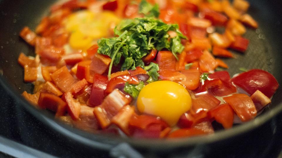 Overcrowding Pans and Skillets (Image Credits: Stocksnap)