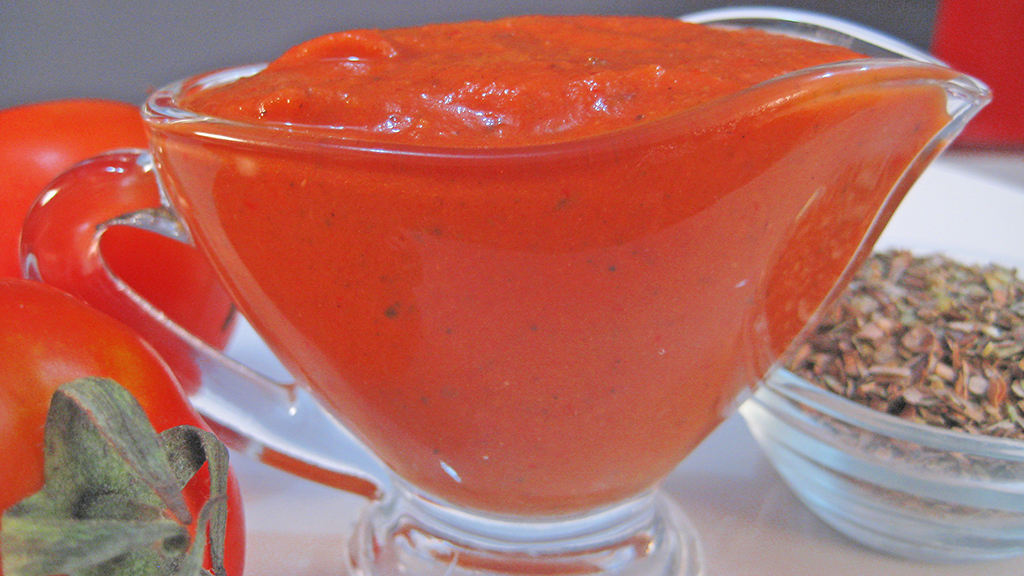 Pizza Sauce Shines with Raw Tomato Brightness (image credits: wikimedia)