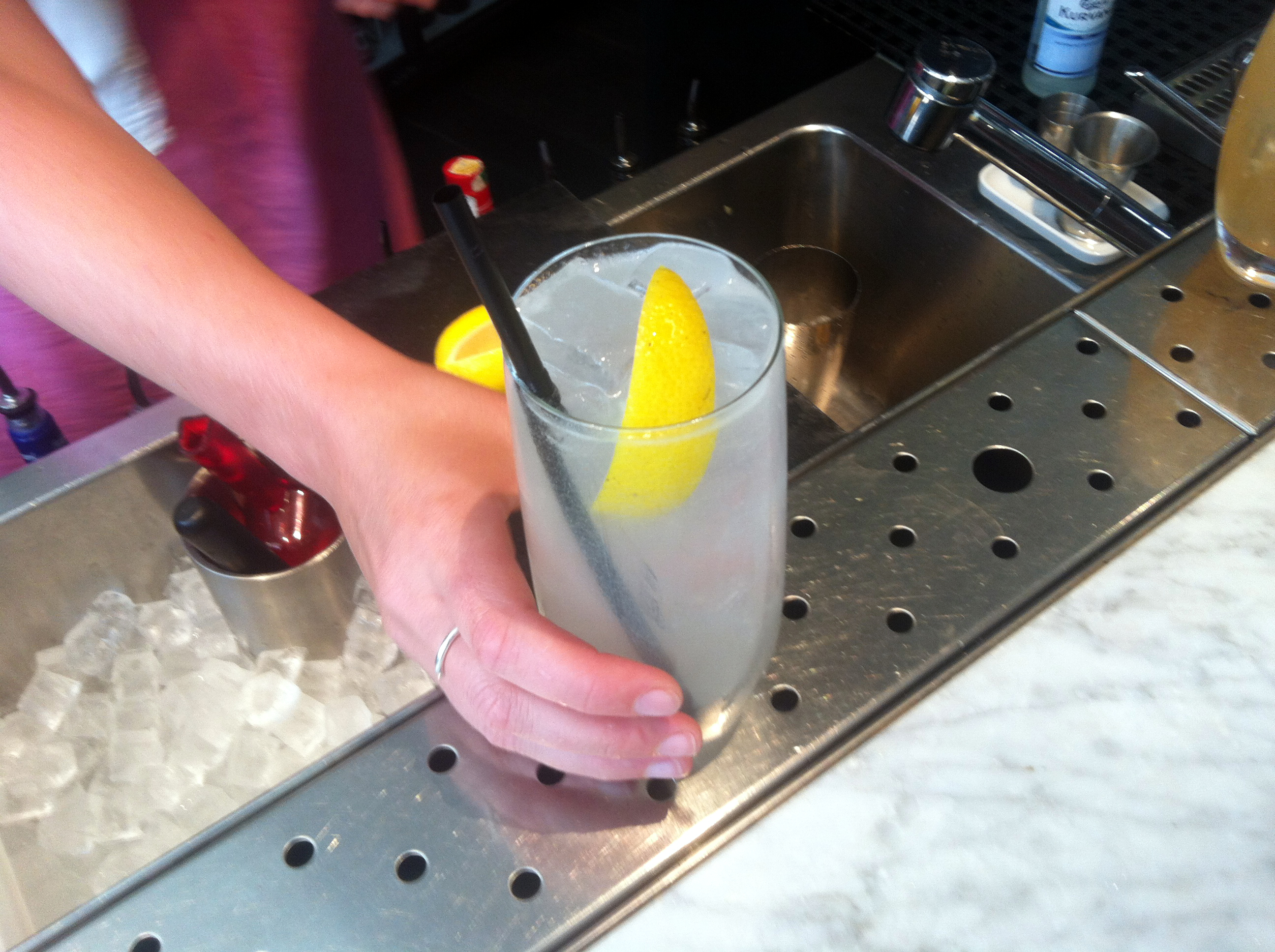 Tom Collins: The Simple Refresher That Lost Its Identity (Image Credits: Wikimedia)