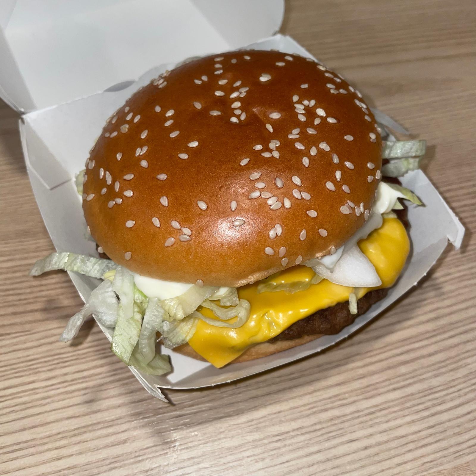 Shake Shack Doubles Down on Premium Burger Innovation (Image Credits: Wikimedia)