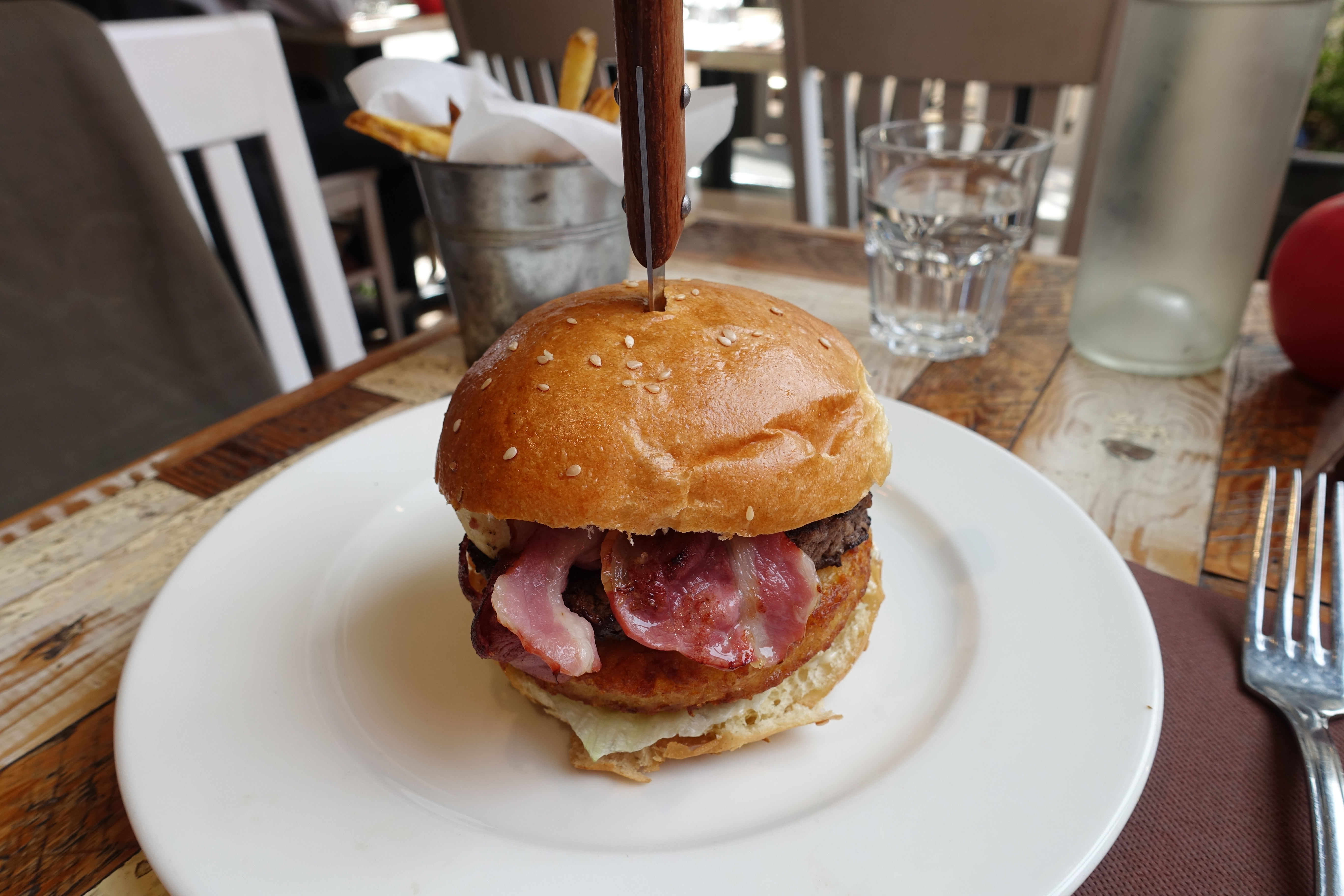 Applebee's Really Big Burger Meal (Image Credits: Wikimedia)