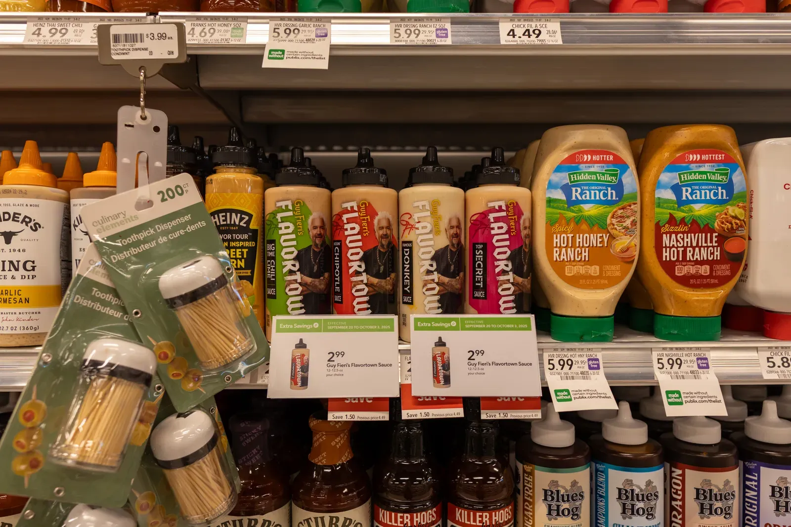 Guy Fieri's Flavortown Hot Dog Chili Bowl: A Calorie Catastrophe (Image Credits: Wikimedia)