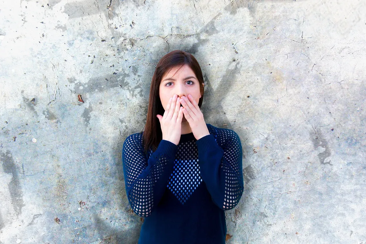 How Servers Read Your Body Language Before You Even Speak (Image Credits: Pixabay)
