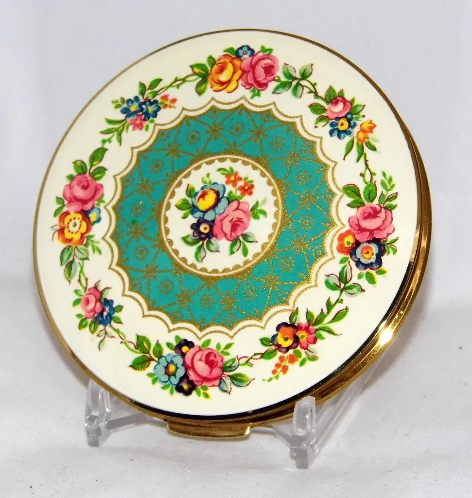 Your Plate Color Is Chosen to Manipulate Your Appetite (Image Credits: Flickr)