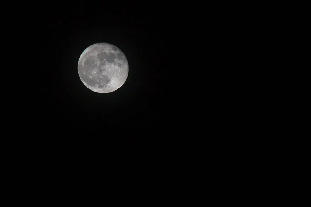 How Moon Sign Awareness Can Support Emotional Well-Being (Marie-Baeten, Flickr, CC BY 2.0)