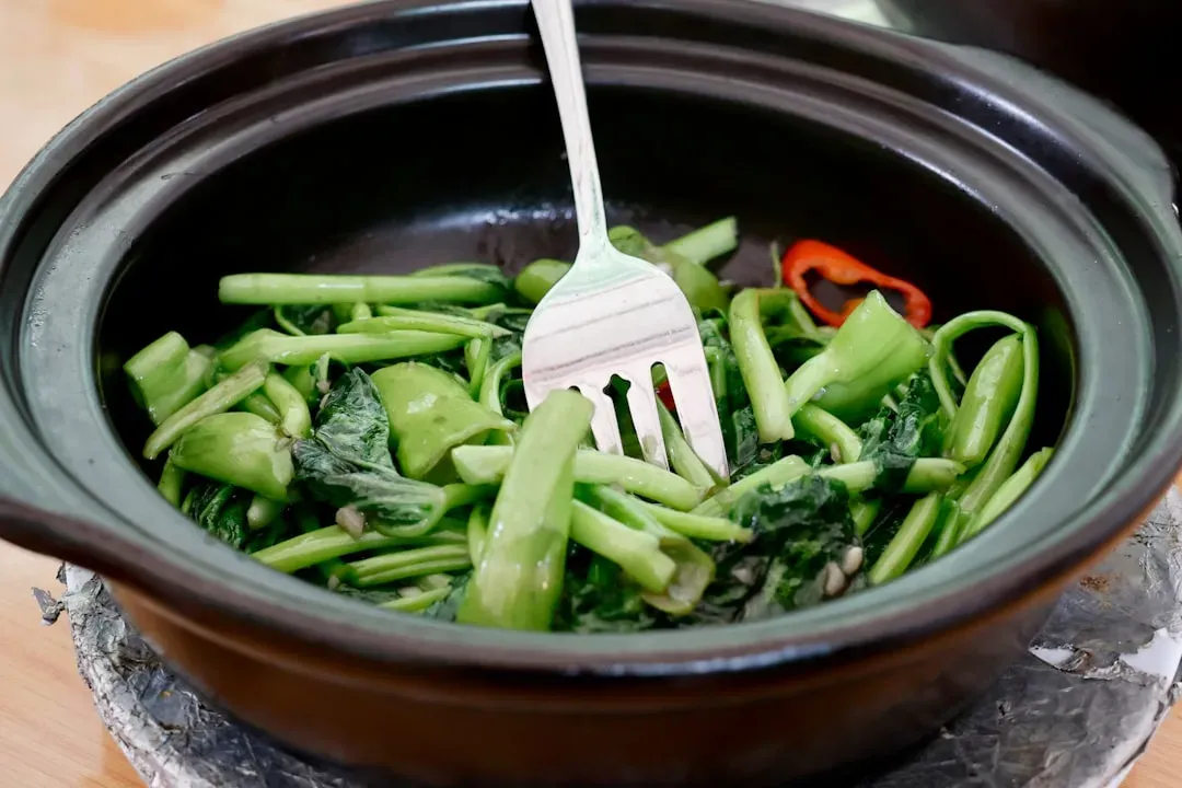 5. Spinach Dip in a Bread Bowl: The Potluck Showstopper (Image Credits: Unsplash)